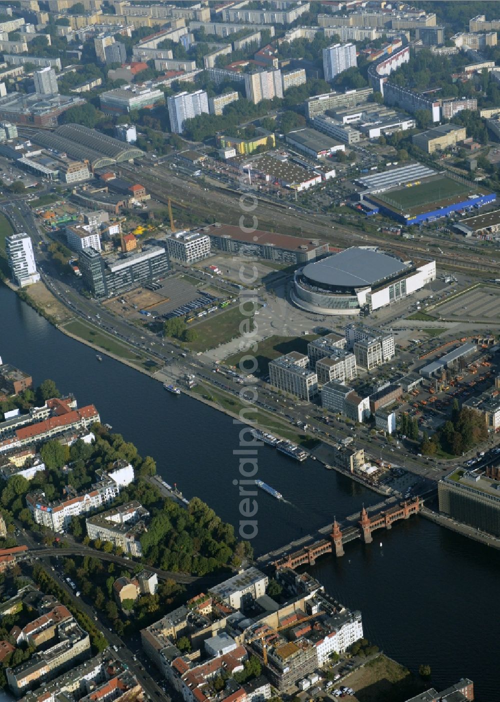 Aerial photograph Berlin - Mercedes-Benz-Arena on the Spree riverbank in the Friedrichshain part of Berlin. The former O2 World - now Mercedes-Benz-Arena - is located in the Anschutz Areal, a business and office space on the riverbank