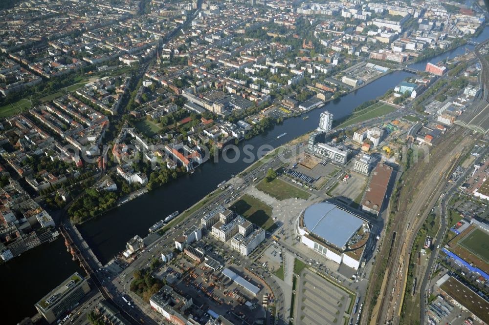 Aerial photograph Berlin - Mercedes-Benz-Arena on the Spree riverbank in the Friedrichshain part of Berlin. The former O2 World - now Mercedes-Benz-Arena - is located in the Anschutz Areal, a business and office space on the riverbank