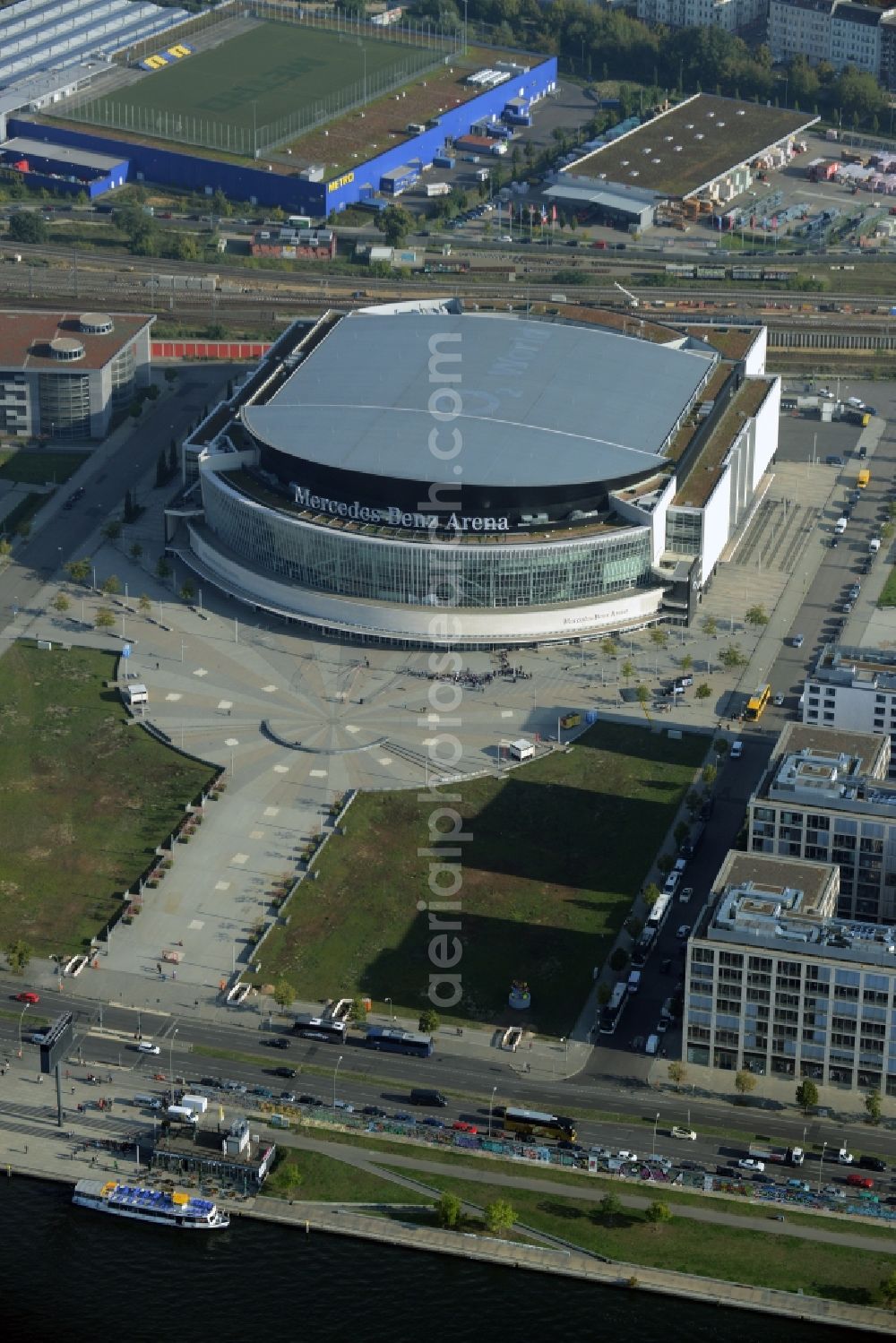 Aerial photograph Berlin - Mercedes-Benz-Arena on the Spree riverbank in the Friedrichshain part of Berlin. The former O2 World - now Mercedes-Benz-Arena - is located in the Anschutz Areal, a business and office space on the riverbank