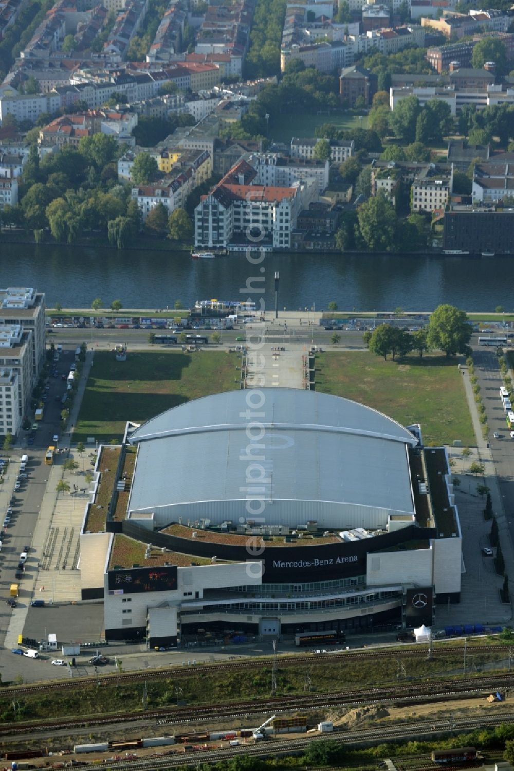 Aerial photograph Berlin - Mercedes-Benz-Arena on the Spree riverbank in the Friedrichshain part of Berlin. The former O2 World - now Mercedes-Benz-Arena - is located in the Anschutz Areal, a business and office space on the riverbank