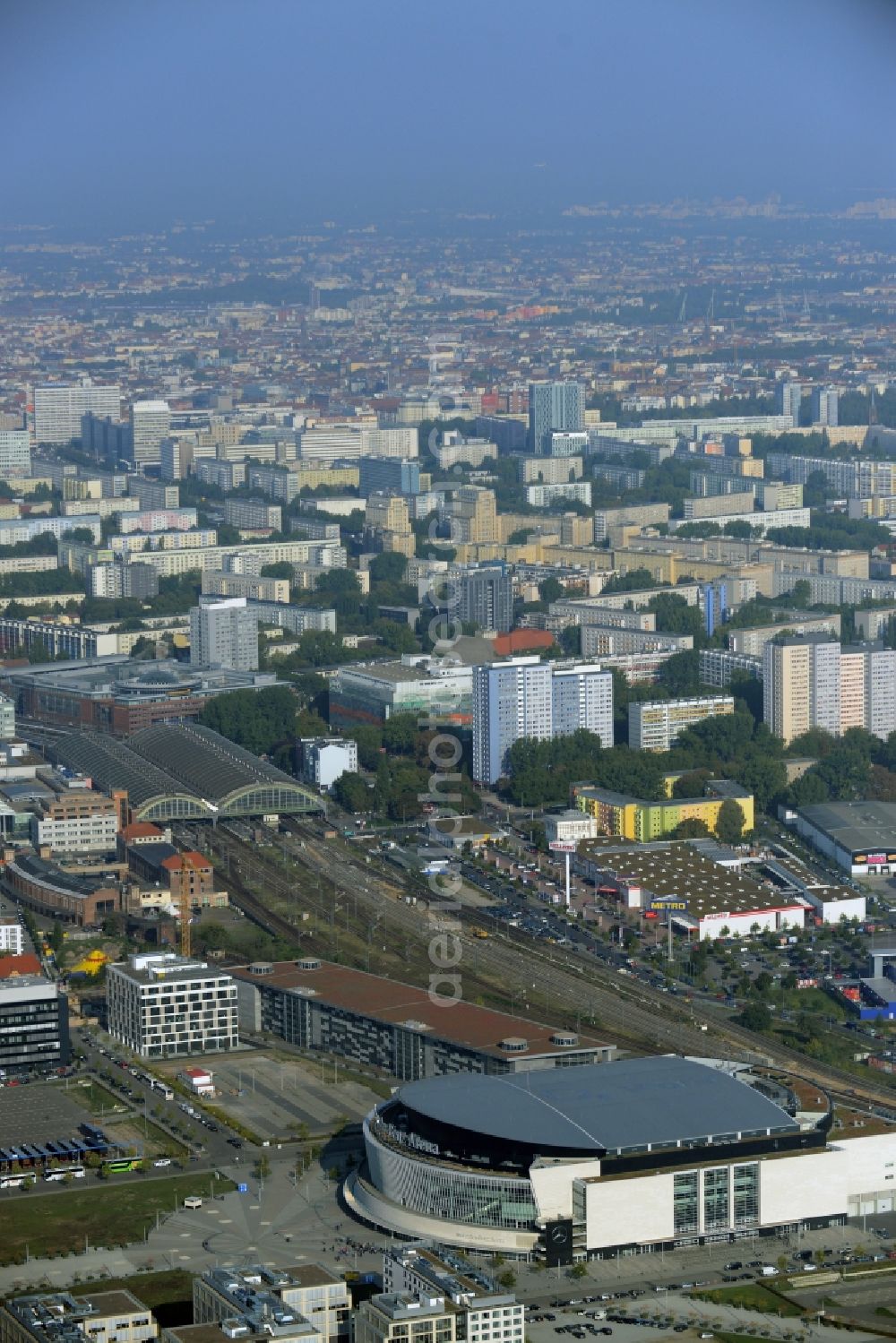 Berlin from the bird's eye view: Mercedes-Benz-Arena on the Spree riverbank in the Friedrichshain part of Berlin. The former O2 World - now Mercedes-Benz-Arena - is located in the Anschutz Areal, a business and office space on the riverbank