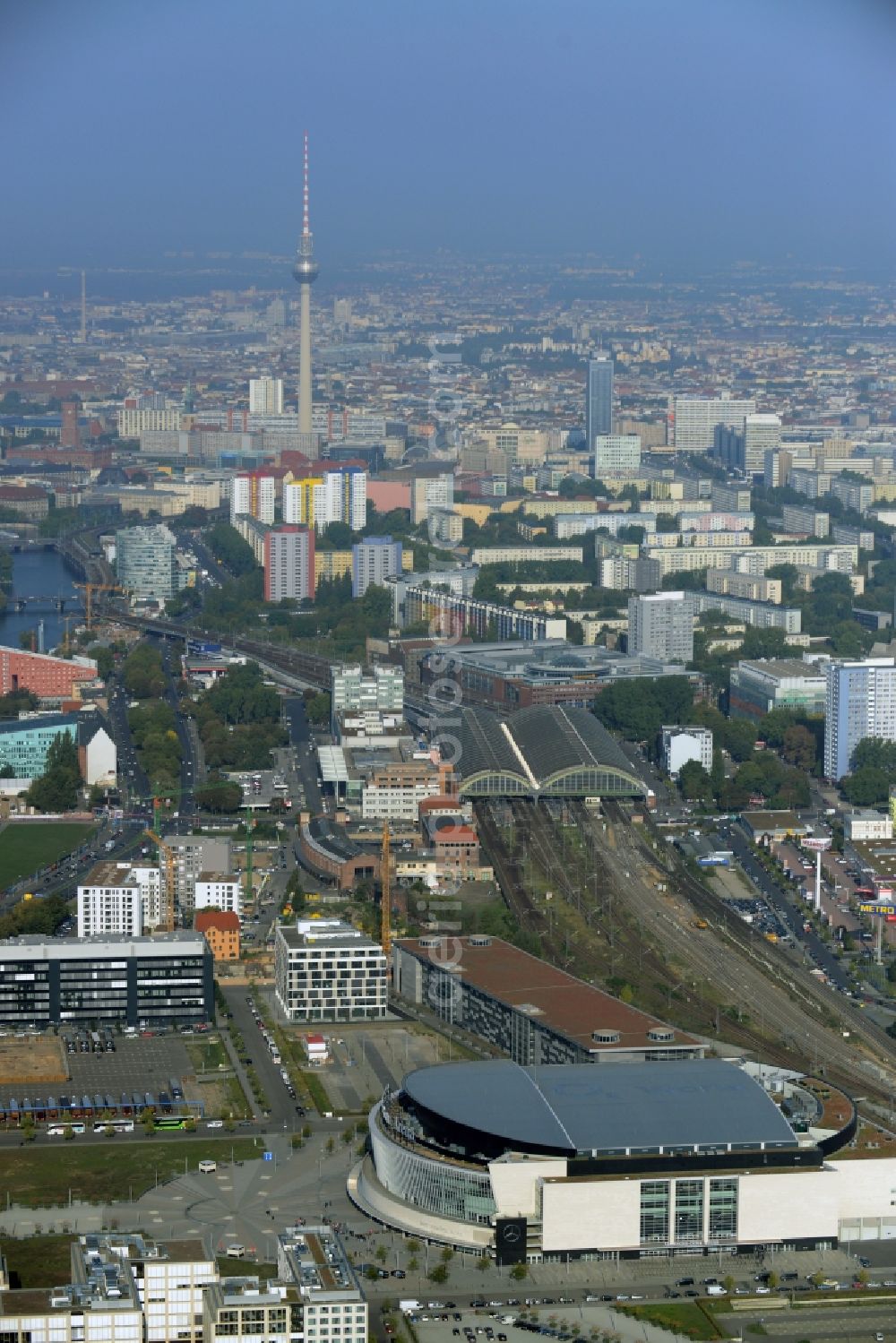 Aerial image Berlin - Mercedes-Benz-Arena on the Spree riverbank in the Friedrichshain part of Berlin. The former O2 World - now Mercedes-Benz-Arena - is located in the Anschutz Areal, a business and office space on the riverbank