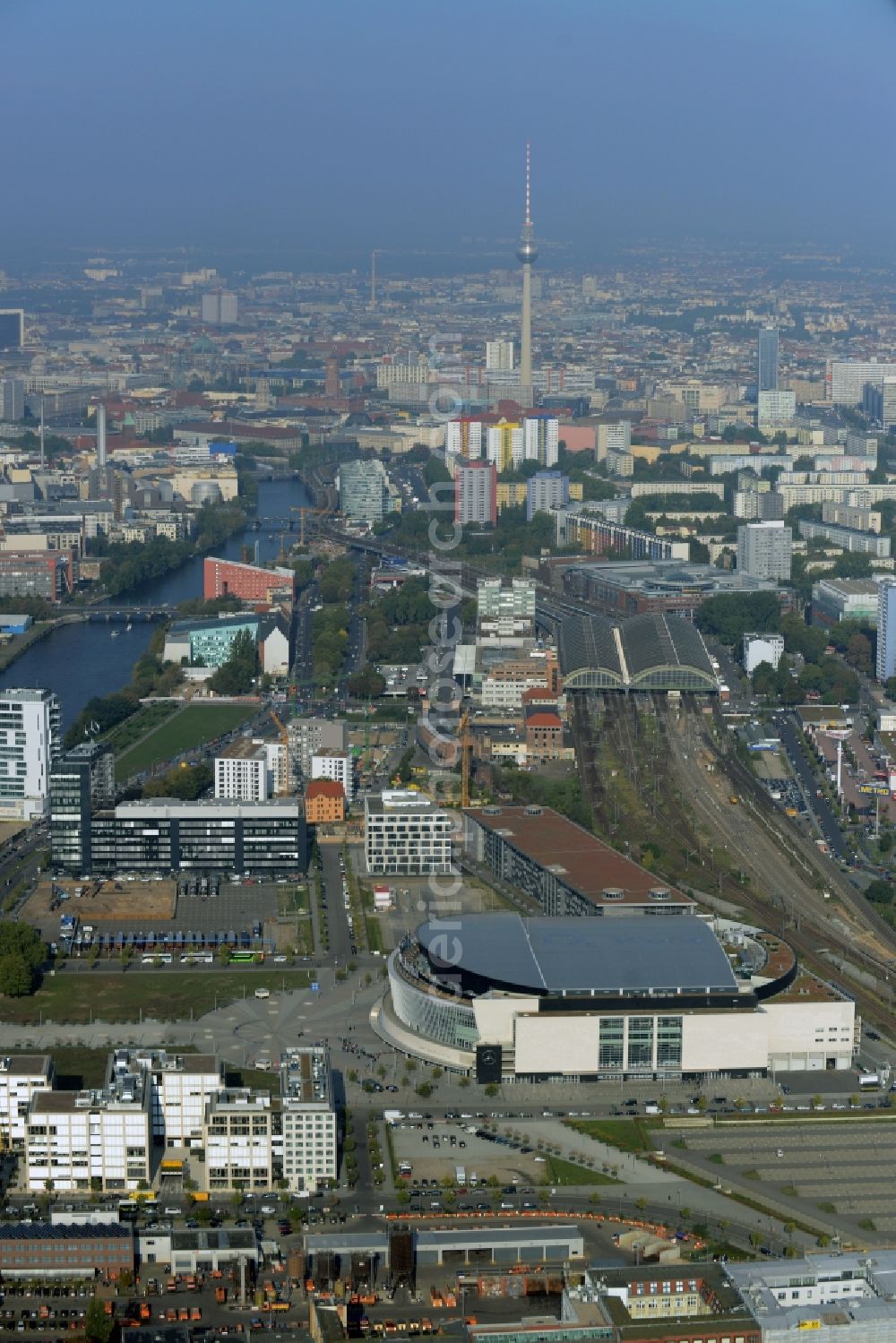 Aerial photograph Berlin - Mercedes-Benz-Arena on the Spree riverbank in the Friedrichshain part of Berlin. The former O2 World - now Mercedes-Benz-Arena - is located in the Anschutz Areal, a business and office space on the riverbank