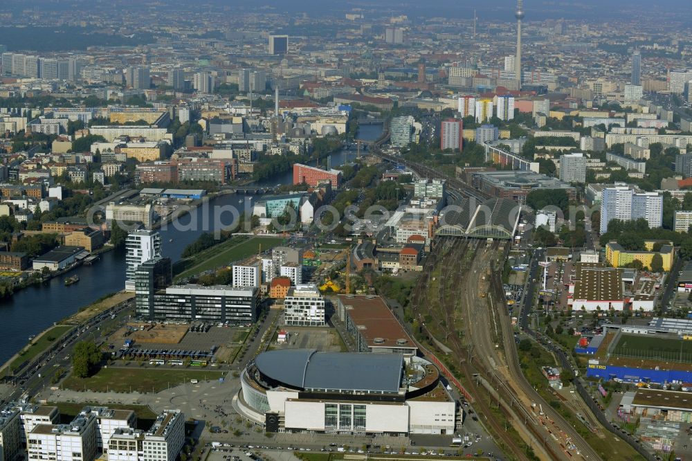 Berlin from the bird's eye view: Mercedes-Benz-Arena on the Spree riverbank in the Friedrichshain part of Berlin. The former O2 World - now Mercedes-Benz-Arena - is located in the Anschutz Areal, a business and office space on the riverbank