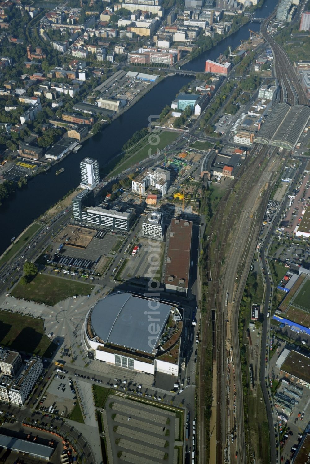 Berlin from the bird's eye view: Mercedes-Benz-Arena on the Spree riverbank in the Friedrichshain part of Berlin. The former O2 World - now Mercedes-Benz-Arena - is located in the Anschutz Areal, a business and office space on the riverbank