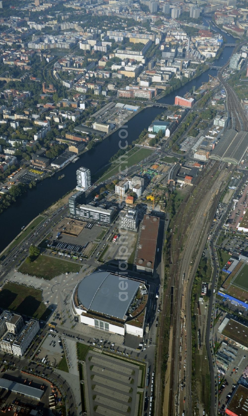 Aerial image Berlin - Mercedes-Benz-Arena on the Spree riverbank in the Friedrichshain part of Berlin. The former O2 World - now Mercedes-Benz-Arena - is located in the Anschutz Areal, a business and office space on the riverbank