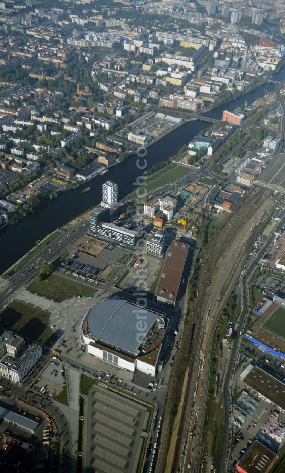 Aerial photograph Berlin - Mercedes-Benz-Arena on the Spree riverbank in the Friedrichshain part of Berlin. The former O2 World - now Mercedes-Benz-Arena - is located in the Anschutz Areal, a business and office space on the riverbank