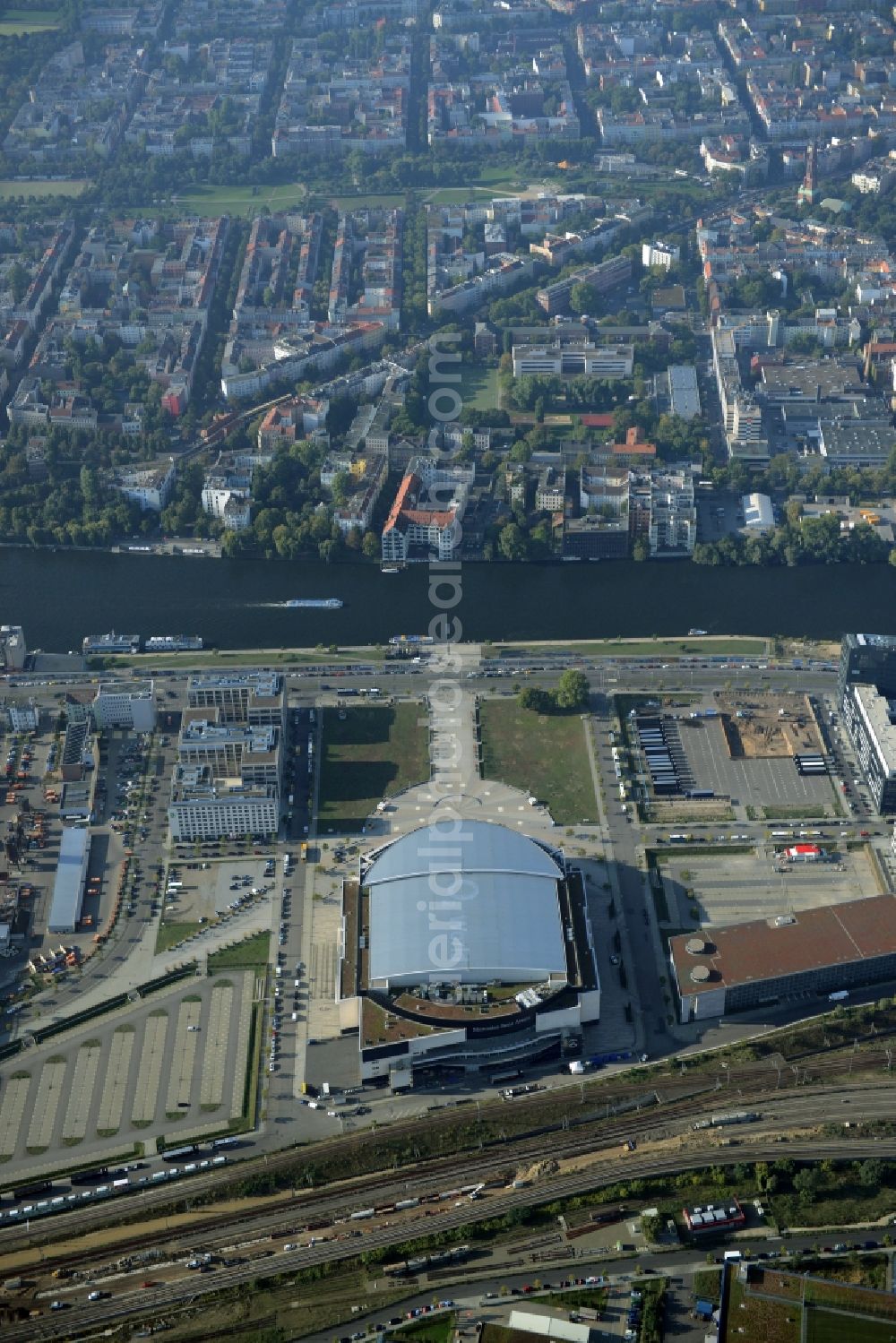 Aerial image Berlin - Mercedes-Benz-Arena on the Spree riverbank in the Friedrichshain part of Berlin. The former O2 World - now Mercedes-Benz-Arena - is located in the Anschutz Areal, a business and office space on the riverbank