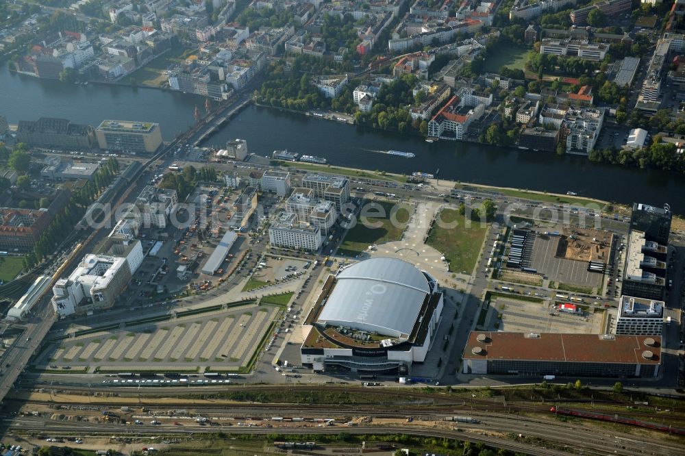 Aerial photograph Berlin - Mercedes-Benz-Arena on the Spree riverbank in the Friedrichshain part of Berlin. The former O2 World - now Mercedes-Benz-Arena - is located in the Anschutz Areal, a business and office space on the riverbank