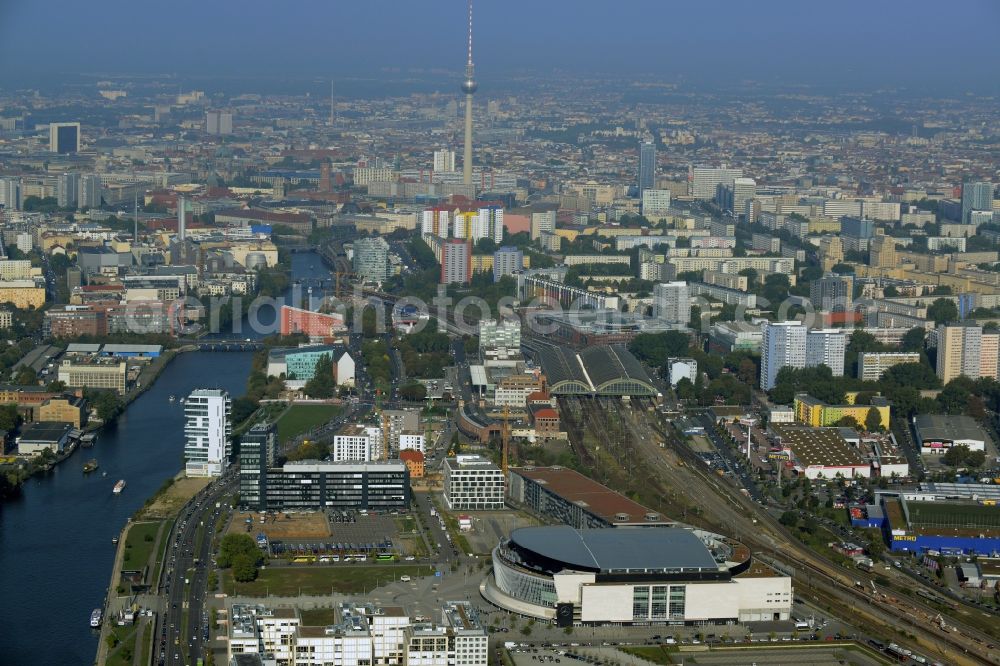 Aerial image Berlin - Mercedes-Benz-Arena on the Spree riverbank in the Friedrichshain part of Berlin. The former O2 World - now Mercedes-Benz-Arena - is located in the Anschutz Areal, a business and office space on the riverbank