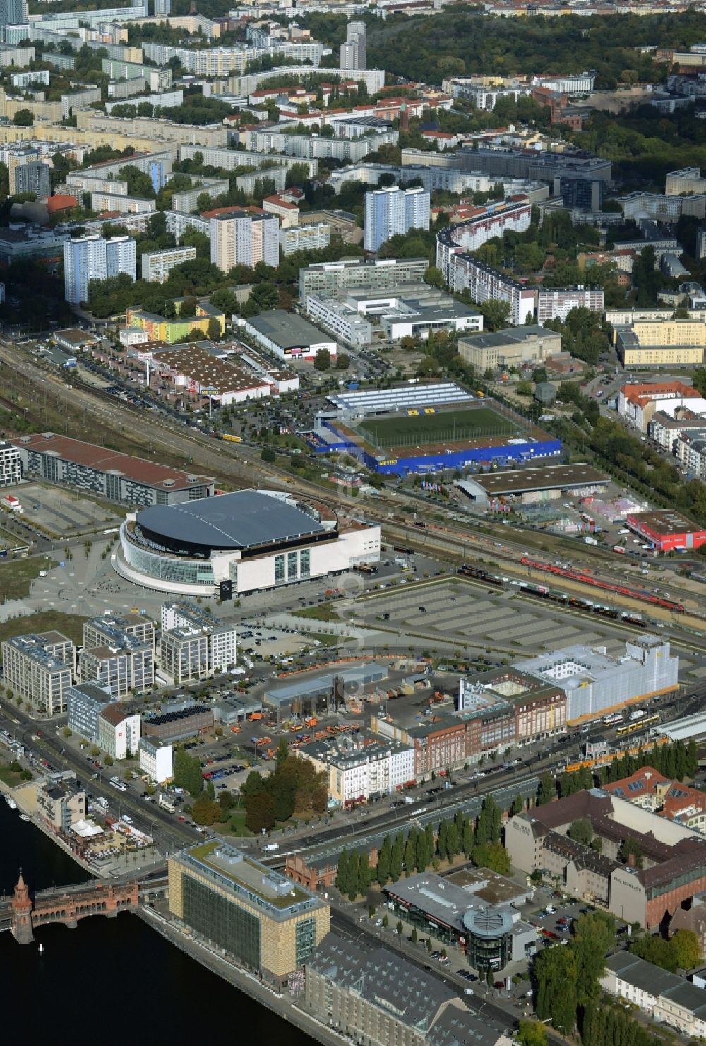 Aerial image Berlin - Mercedes-Benz-Arena on the Spree riverbank in the Friedrichshain part of Berlin. The former O2 World - now Mercedes-Benz-Arena - is located in the Anschutz Areal, a business and office space on the riverbank