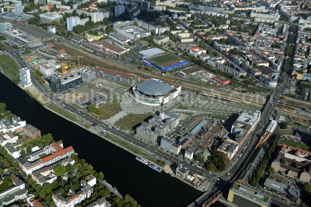 Aerial photograph Berlin - Mercedes-Benz-Arena on the Spree riverbank in the Friedrichshain part of Berlin. The former O2 World - now Mercedes-Benz-Arena - is located in the Anschutz Areal, a business and office space on the riverbank