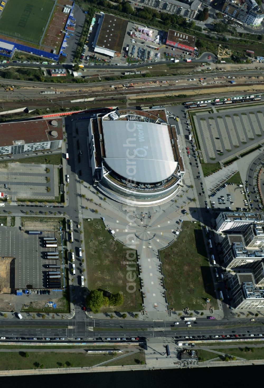 Aerial photograph Berlin - Mercedes-Benz-Arena on the Spree riverbank in the Friedrichshain part of Berlin. The former O2 World - now Mercedes-Benz-Arena - is located in the Anschutz Areal, a business and office space on the riverbank