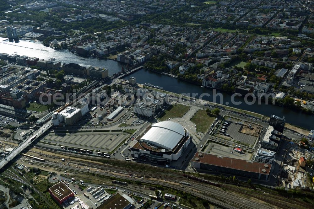 Berlin from the bird's eye view: Mercedes-Benz-Arena on the Spree riverbank in the Friedrichshain part of Berlin. The former O2 World - now Mercedes-Benz-Arena - is located in the Anschutz Areal, a business and office space on the riverbank