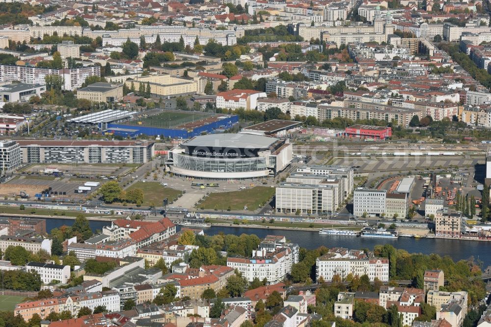 Berlin from the bird's eye view: Mercedes-Benz-Arena on the Spree riverbank in the Friedrichshain part of Berlin. The former O2 World - now Mercedes-Benz-Arena - is located in the Anschutz Areal, a business and office space on the riverbank