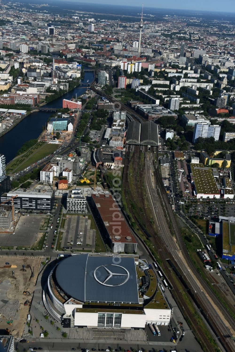 Berlin from the bird's eye view: Mercedes-Benz-Arena on the Spree riverbank in the Friedrichshain part of Berlin. The former O2 World - now Mercedes-Benz-Arena - is located in the Anschutz Areal, a business and office space on the riverbank