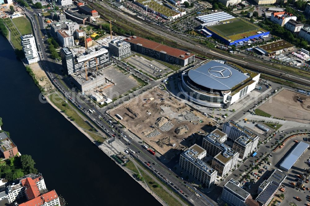 Aerial photograph Berlin - Mercedes-Benz-Arena on the Spree riverbank in the Friedrichshain part of Berlin. The former O2 World - now Mercedes-Benz-Arena - is located in the Anschutz Areal, a business and office space on the riverbank