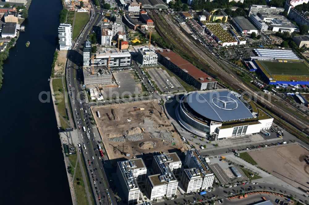 Berlin from the bird's eye view: Mercedes-Benz-Arena on the Spree riverbank in the Friedrichshain part of Berlin. The former O2 World - now Mercedes-Benz-Arena - is located in the Anschutz Areal, a business and office space on the riverbank