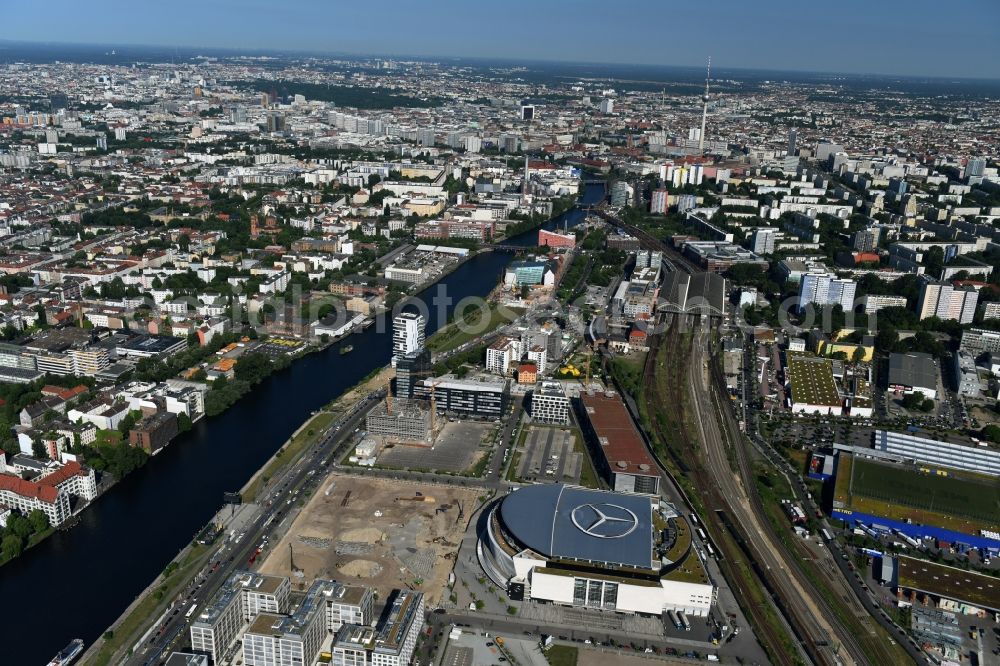 Aerial photograph Berlin - Mercedes-Benz-Arena on the Spree riverbank in the Friedrichshain part of Berlin. The former O2 World - now Mercedes-Benz-Arena - is located in the Anschutz Areal, a business and office space on the riverbank