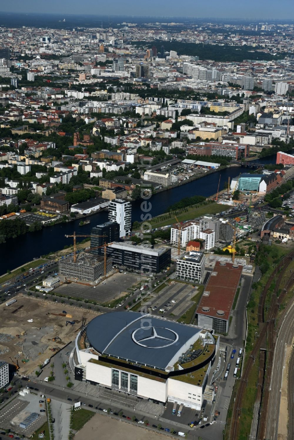 Berlin from the bird's eye view: Mercedes-Benz-Arena on the Spree riverbank in the Friedrichshain part of Berlin. The former O2 World - now Mercedes-Benz-Arena - is located in the Anschutz Areal, a business and office space on the riverbank