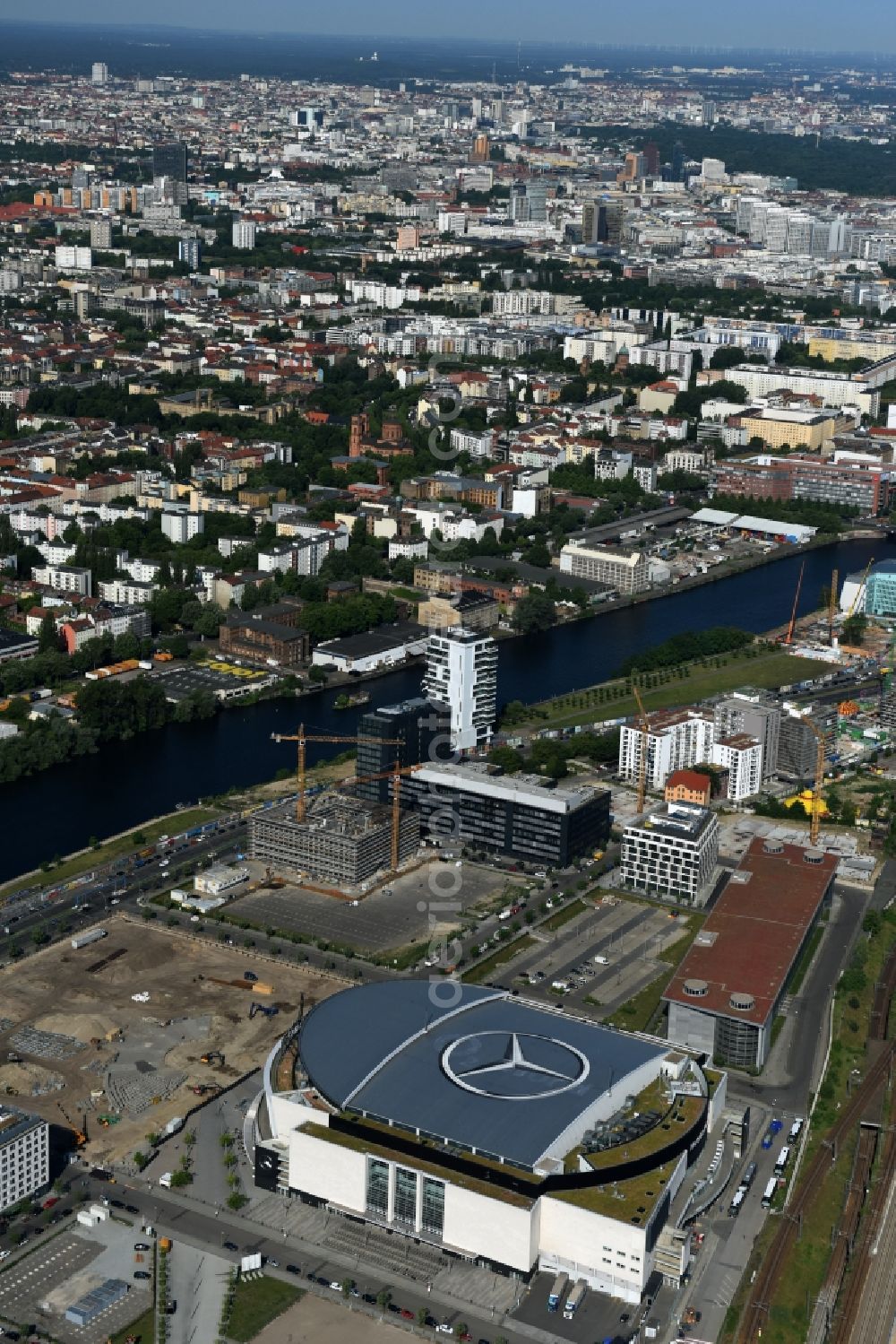 Aerial image Berlin - Mercedes-Benz-Arena on the Spree riverbank in the Friedrichshain part of Berlin. The former O2 World - now Mercedes-Benz-Arena - is located in the Anschutz Areal, a business and office space on the riverbank