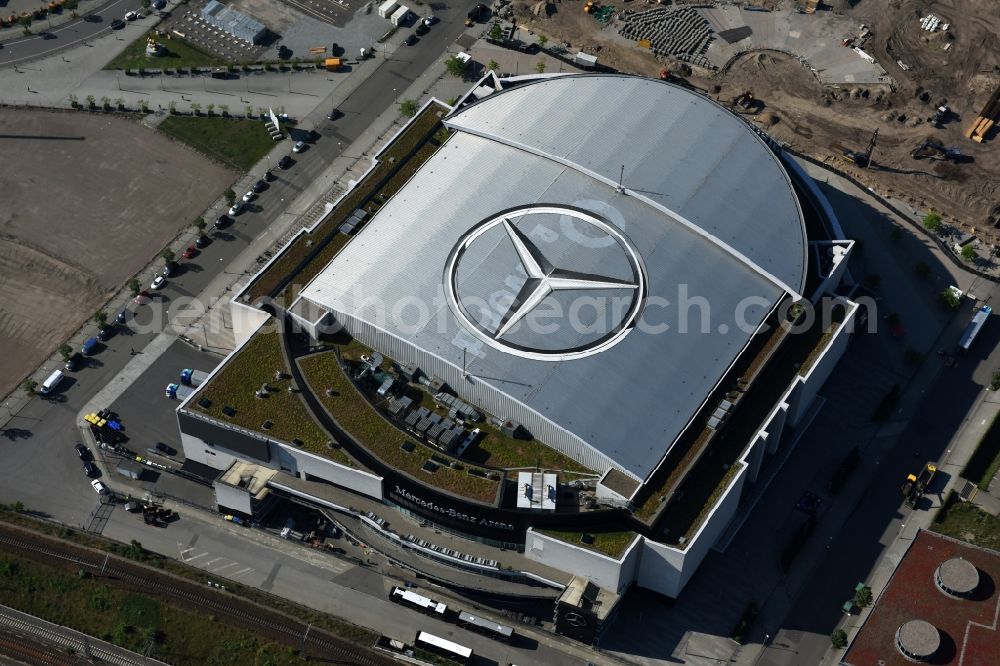 Aerial photograph Berlin - Mercedes-Benz-Arena on the Spree riverbank in the Friedrichshain part of Berlin. The former O2 World - now Mercedes-Benz-Arena - is located in the Anschutz Areal, a business and office space on the riverbank