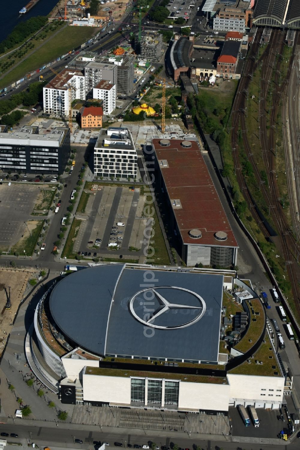 Aerial photograph Berlin - Mercedes-Benz-Arena on the Spree riverbank in the Friedrichshain part of Berlin. The former O2 World - now Mercedes-Benz-Arena - is located in the Anschutz Areal, a business and office space on the riverbank