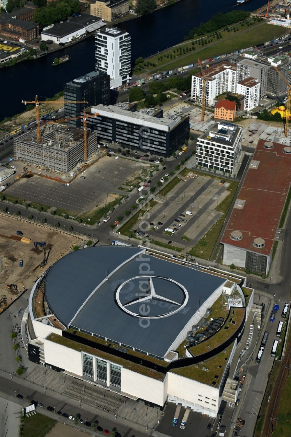 Berlin from the bird's eye view: Mercedes-Benz-Arena on the Spree riverbank in the Friedrichshain part of Berlin. The former O2 World - now Mercedes-Benz-Arena - is located in the Anschutz Areal, a business and office space on the riverbank