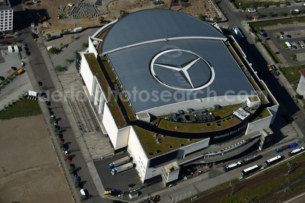 Aerial photograph Berlin - Mercedes-Benz-Arena on the Spree riverbank in the Friedrichshain part of Berlin. The former O2 World - now Mercedes-Benz-Arena - is located in the Anschutz Areal, a business and office space on the riverbank