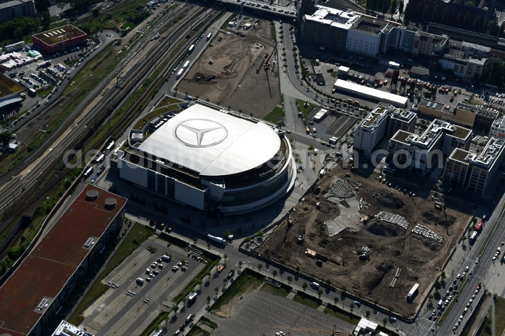 Berlin from the bird's eye view: Mercedes-Benz-Arena on the Spree riverbank in the Friedrichshain part of Berlin. The former O2 World - now Mercedes-Benz-Arena - is located in the Anschutz Areal, a business and office space on the riverbank