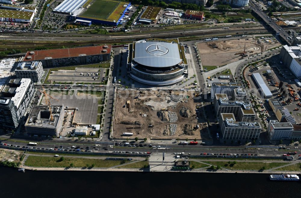 Aerial image Berlin - Mercedes-Benz-Arena on the Spree riverbank in the Friedrichshain part of Berlin. The former O2 World - now Mercedes-Benz-Arena - is located in the Anschutz Areal, a business and office space on the riverbank