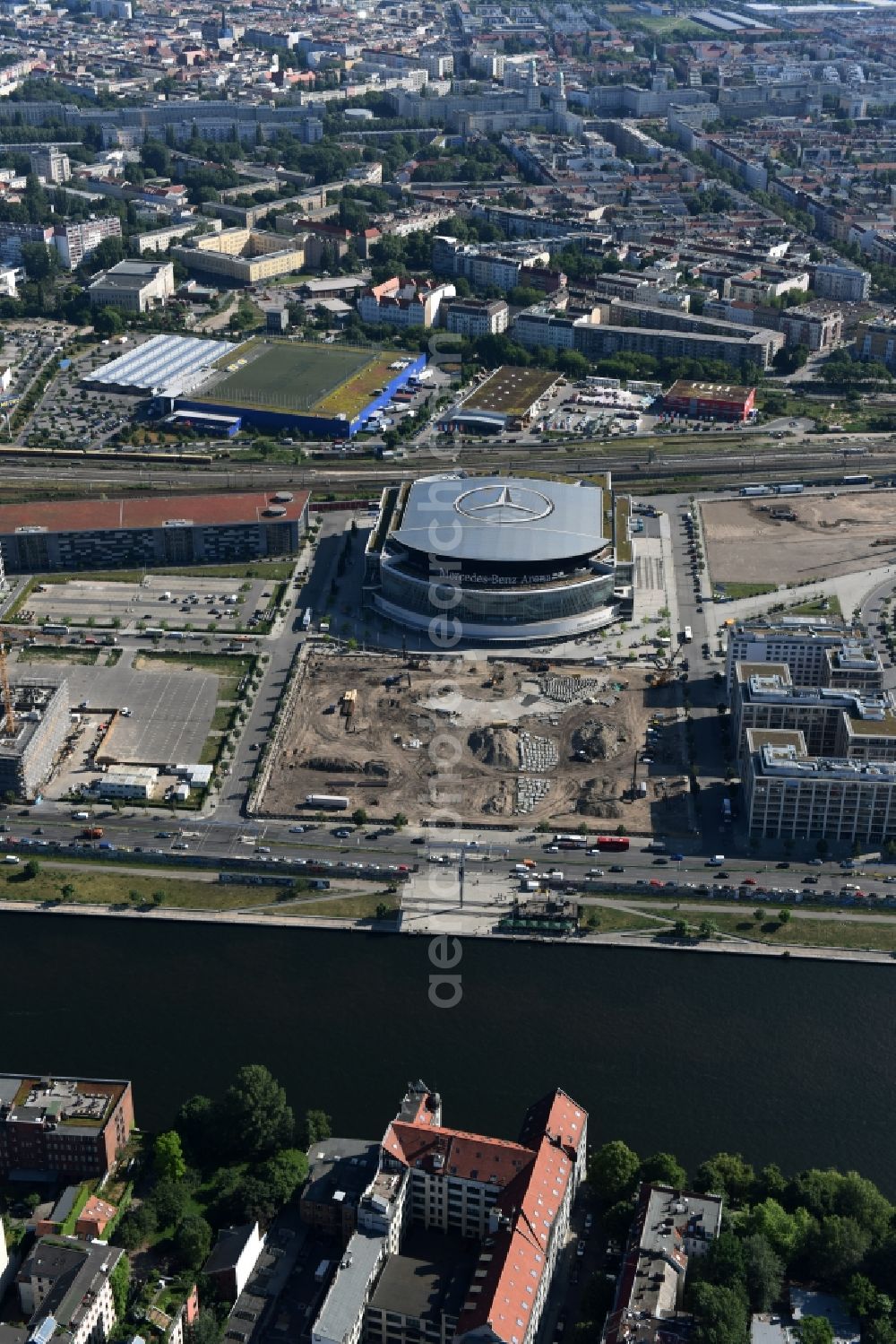 Aerial photograph Berlin - Mercedes-Benz-Arena on the Spree riverbank in the Friedrichshain part of Berlin. The former O2 World - now Mercedes-Benz-Arena - is located in the Anschutz Areal, a business and office space on the riverbank