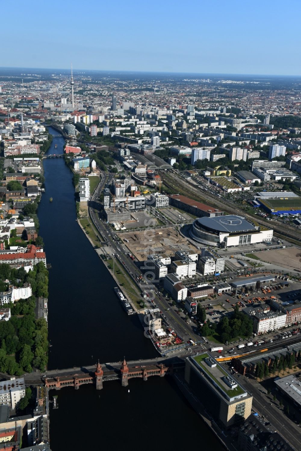 Aerial photograph Berlin - Mercedes-Benz-Arena on the Spree riverbank in the Friedrichshain part of Berlin. The former O2 World - now Mercedes-Benz-Arena - is located in the Anschutz Areal, a business and office space on the riverbank