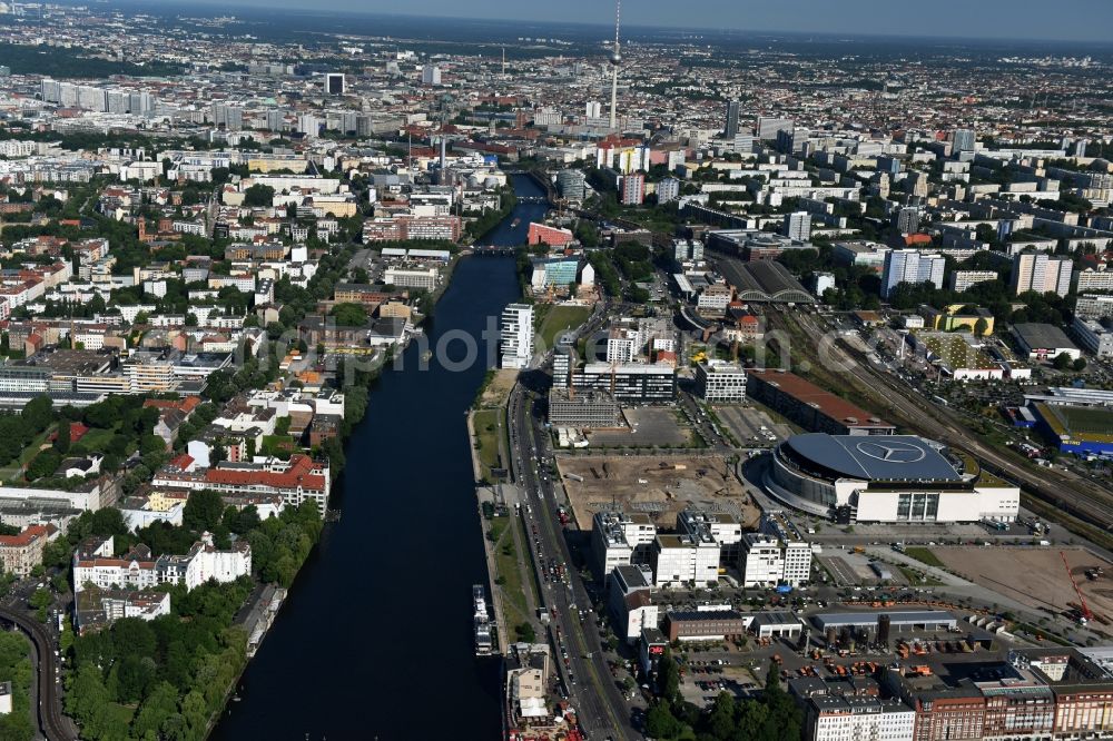 Aerial image Berlin - Mercedes-Benz-Arena on the Spree riverbank in the Friedrichshain part of Berlin. The former O2 World - now Mercedes-Benz-Arena - is located in the Anschutz Areal, a business and office space on the riverbank