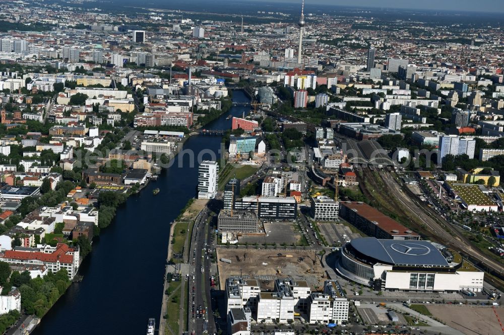 Aerial photograph Berlin - Mercedes-Benz-Arena on the Spree riverbank in the Friedrichshain part of Berlin. The former O2 World - now Mercedes-Benz-Arena - is located in the Anschutz Areal, a business and office space on the riverbank