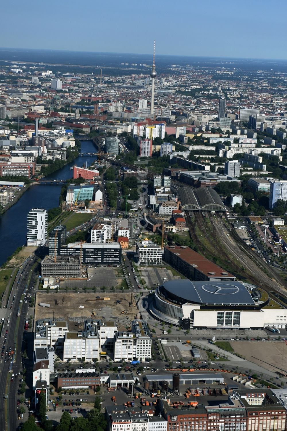 Berlin from the bird's eye view: Mercedes-Benz-Arena on the Spree riverbank in the Friedrichshain part of Berlin. The former O2 World - now Mercedes-Benz-Arena - is located in the Anschutz Areal, a business and office space on the riverbank