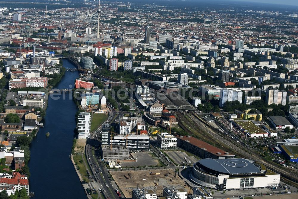 Aerial photograph Berlin - Mercedes-Benz-Arena on the Spree riverbank in the Friedrichshain part of Berlin. The former O2 World - now Mercedes-Benz-Arena - is located in the Anschutz Areal, a business and office space on the riverbank