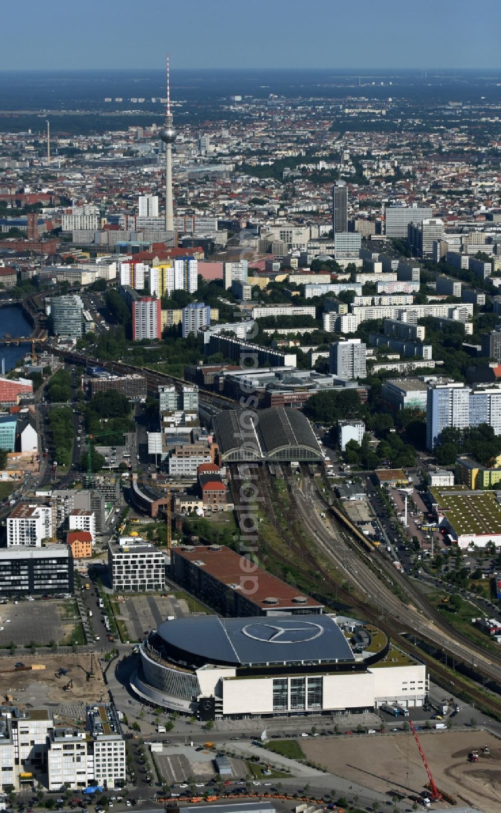 Berlin from the bird's eye view: Mercedes-Benz-Arena on the Spree riverbank in the Friedrichshain part of Berlin. The former O2 World - now Mercedes-Benz-Arena - is located in the Anschutz Areal, a business and office space on the riverbank