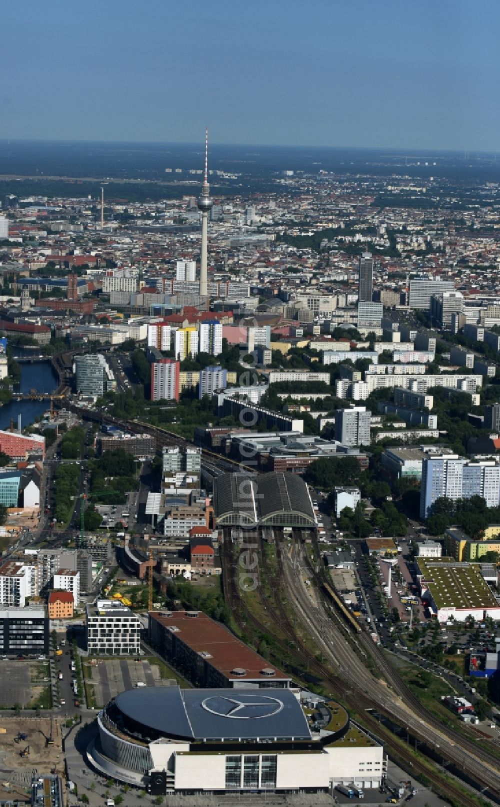 Aerial photograph Berlin - Mercedes-Benz-Arena on the Spree riverbank in the Friedrichshain part of Berlin. The former O2 World - now Mercedes-Benz-Arena - is located in the Anschutz Areal, a business and office space on the riverbank