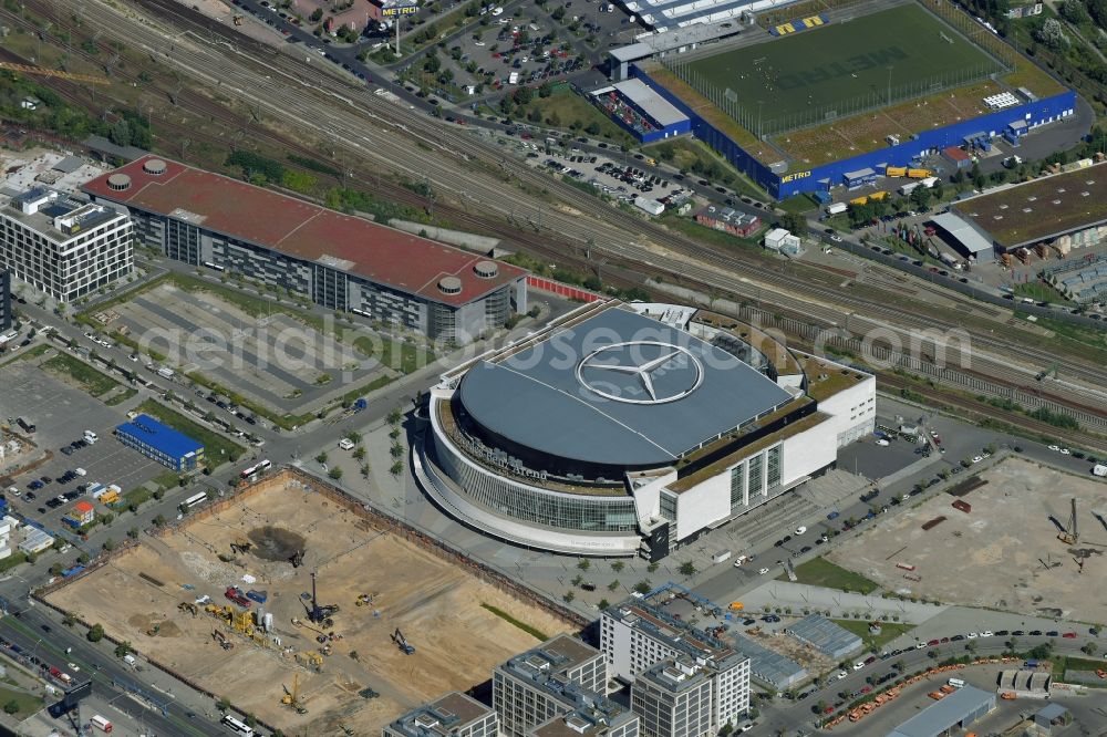 Aerial image Berlin - Mercedes-Benz-Arena on the Spree riverbank in the Friedrichshain part of Berlin. The former O2 World - now Mercedes-Benz-Arena - is located in the Anschutz Areal, a business and office space on the riverbank