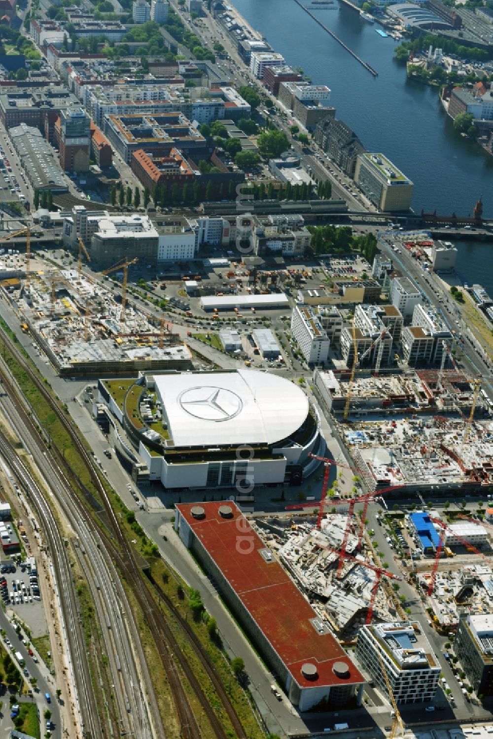 Aerial photograph Berlin - Night view of Mercedes-Benz-Arena on the Spree riverbank in the Friedrichshain part of Berlin. The former O2 World - now Mercedes-Benz-Arena - is located in the Anschutz Areal, a business and office space on the riverbank