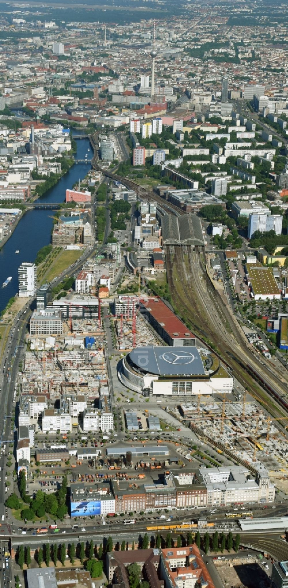 Aerial photograph Berlin - Night view of Mercedes-Benz-Arena on the Spree riverbank in the Friedrichshain part of Berlin. The former O2 World - now Mercedes-Benz-Arena - is located in the Anschutz Areal, a business and office space on the riverbank