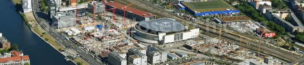 Aerial photograph Berlin - Night view of Mercedes-Benz-Arena on the Spree riverbank in the Friedrichshain part of Berlin. The former O2 World - now Mercedes-Benz-Arena - is located in the Anschutz Areal, a business and office space on the riverbank