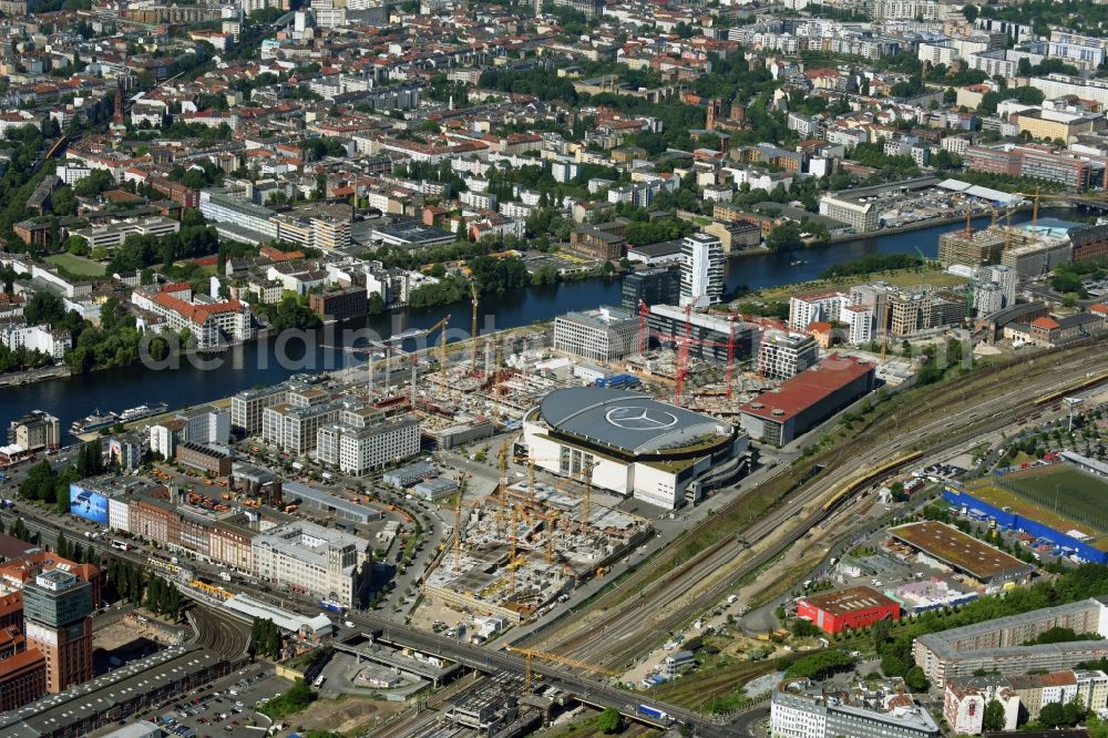 Berlin from the bird's eye view: Night view of Mercedes-Benz-Arena on the Spree riverbank in the Friedrichshain part of Berlin. The former O2 World - now Mercedes-Benz-Arena - is located in the Anschutz Areal, a business and office space on the riverbank