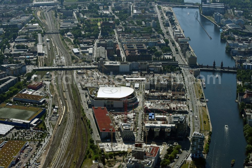 Aerial photograph Berlin - Night view of Mercedes-Benz-Arena on the Spree riverbank in the Friedrichshain part of Berlin. The former O2 World - now Mercedes-Benz-Arena - is located in the Anschutz Areal, a business and office space on the riverbank