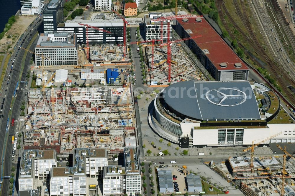 Aerial photograph Berlin - Night view of Mercedes-Benz-Arena on the Spree riverbank in the Friedrichshain part of Berlin. The former O2 World - now Mercedes-Benz-Arena - is located in the Anschutz Areal, a business and office space on the riverbank