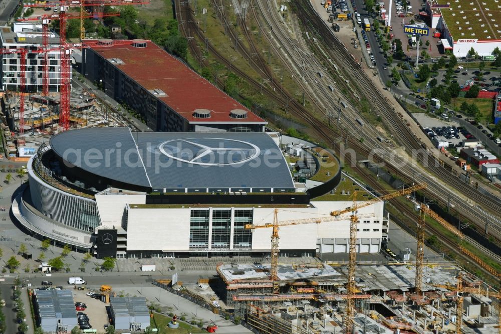 Aerial photograph Berlin - Night view of Mercedes-Benz-Arena on the Spree riverbank in the Friedrichshain part of Berlin. The former O2 World - now Mercedes-Benz-Arena - is located in the Anschutz Areal, a business and office space on the riverbank