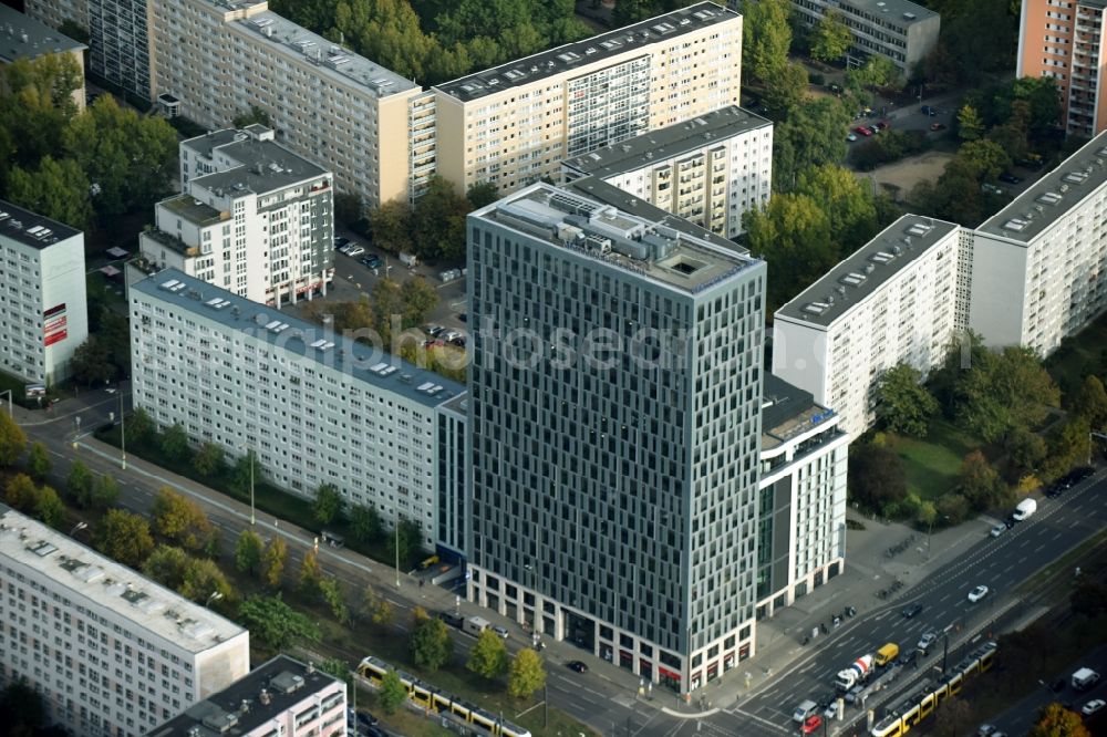 Aerial photograph Berlin - Mercedes-Benz Bank Service Center high-rise construction on the corner of Otto-Braun-Strasse for the new residential and commercial building. To the right stands the new ETAP hotel