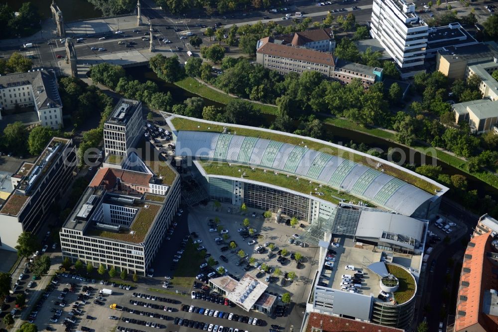 Aerial photograph Berlin - The Mercedes-Benz Berlin branch is located on the Salzufer in Berlin-Charlottenburg. Here is the complete package will be offered to car buying and selling, financial services, and service. For leisure activities, the building is used, so for auto sports, there is an indoor climbing wall and a children's traffic school. The building, also known as Mercedes World, follows with a sweep the barrel of the Landwehr Canal. Was built, the glass-steel construction according to designs by architects Lamb, Weber, Donath and partners