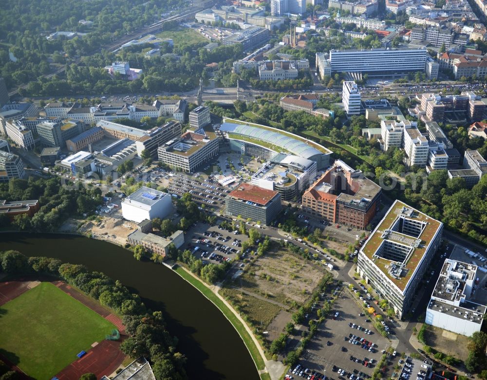 Berlin from the bird's eye view: The Mercedes-Benz Berlin branch is located on the Salzufer in Berlin-Charlottenburg. Here is the complete package will be offered to car buying and selling, financial services, and service. For leisure activities, the building is used, so for auto sports, there is an indoor climbing wall and a children's traffic school. The building, also known as Mercedes World, follows with a sweep the barrel of the Landwehr Canal. Was built, the glass-steel construction according to designs by architects Lamb, Weber, Donath and partners